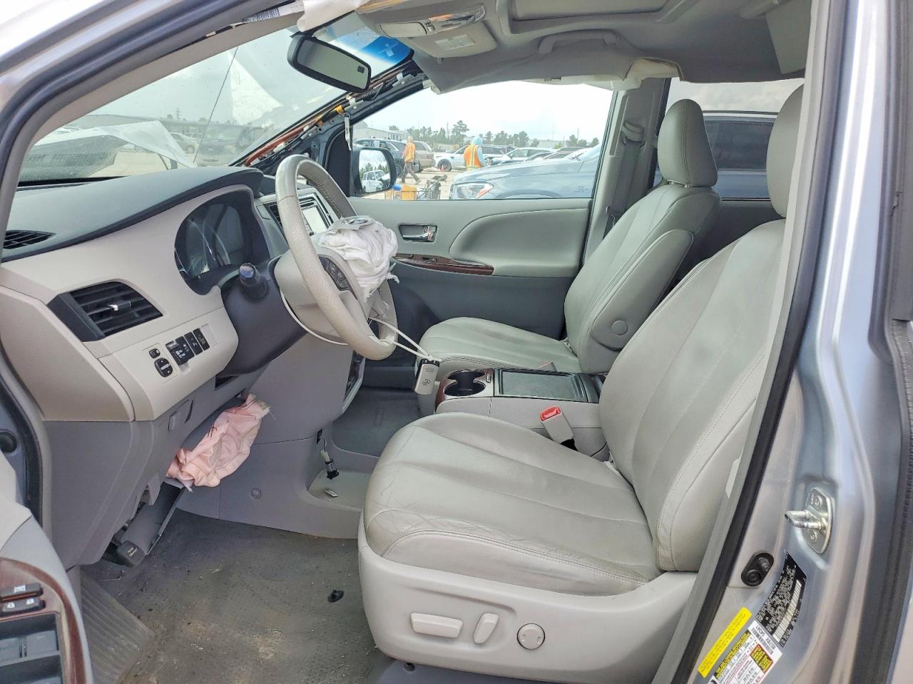 2014 TOYOTA SIENNA XLE 8-PASSENGER photo 13