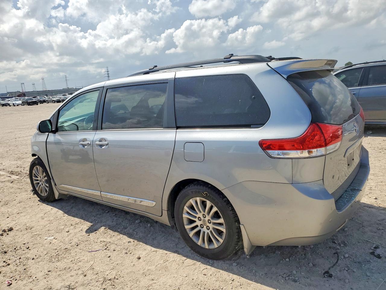 2014 TOYOTA SIENNA XLE 8-PASSENGER photo 3