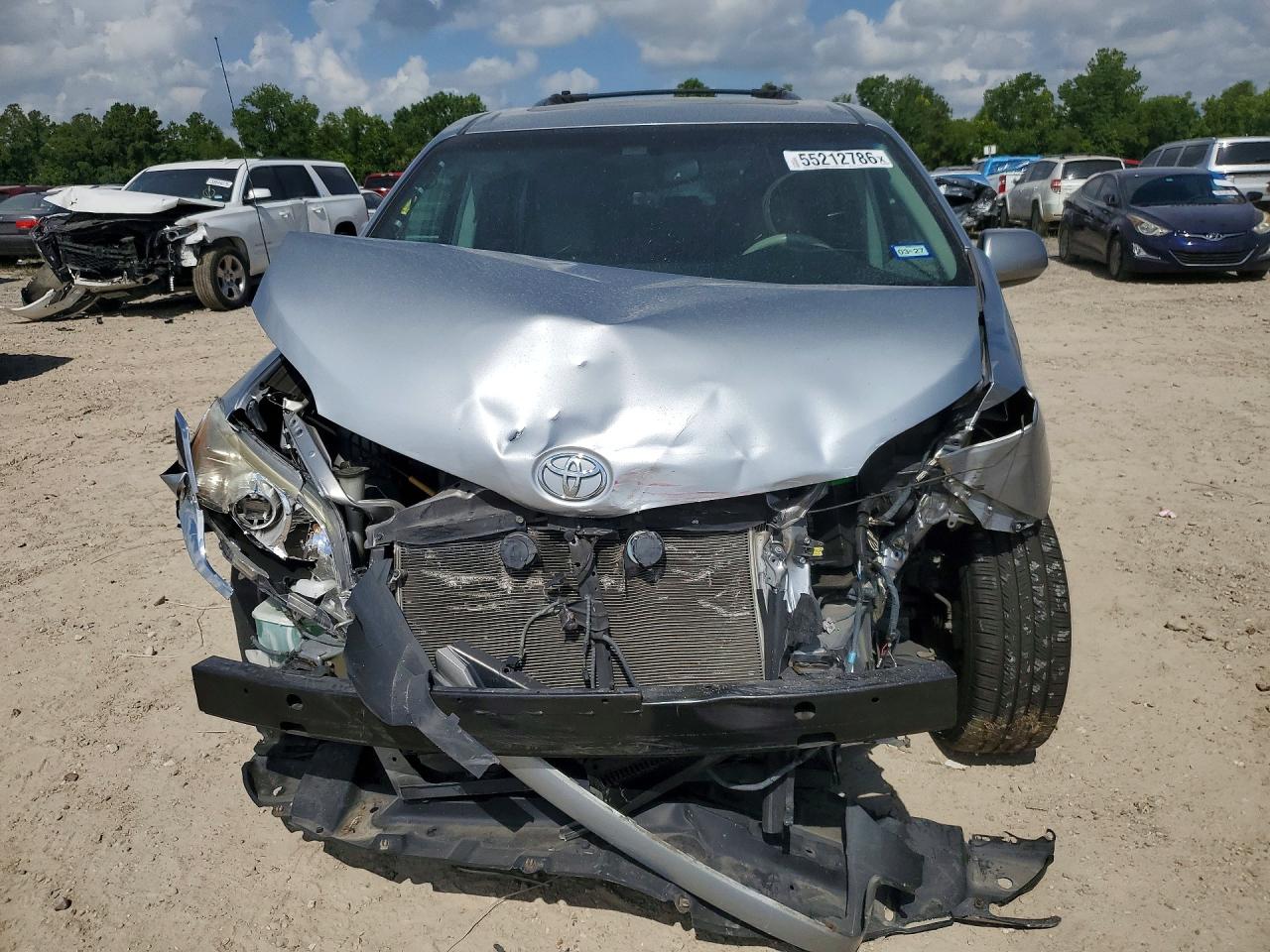 2014 TOYOTA SIENNA XLE 8-PASSENGER photo 9