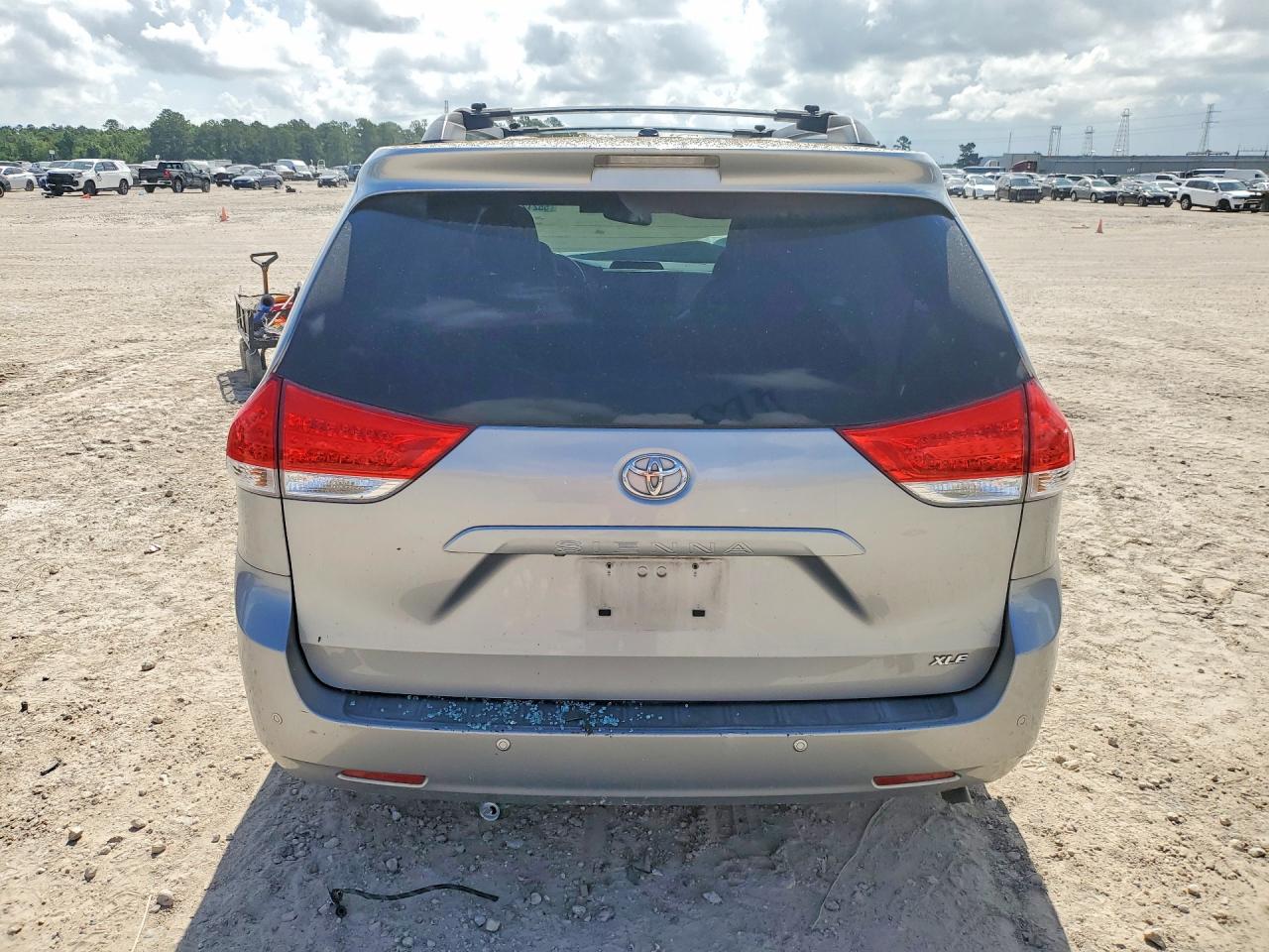 2014 TOYOTA SIENNA XLE 8-PASSENGER photo 11