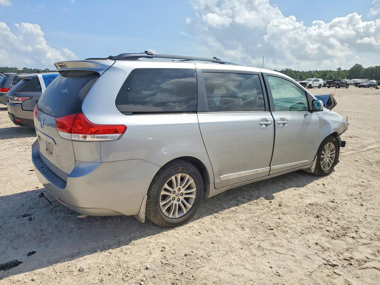 2014 TOYOTA SIENNA XLE 8-PASSENGER photo 5