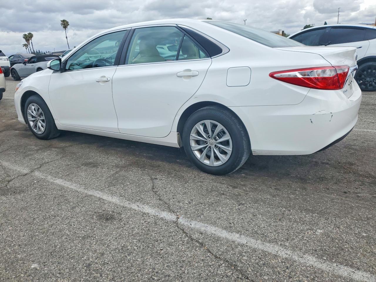 2017 TOYOTA CAMRY LE photo 4