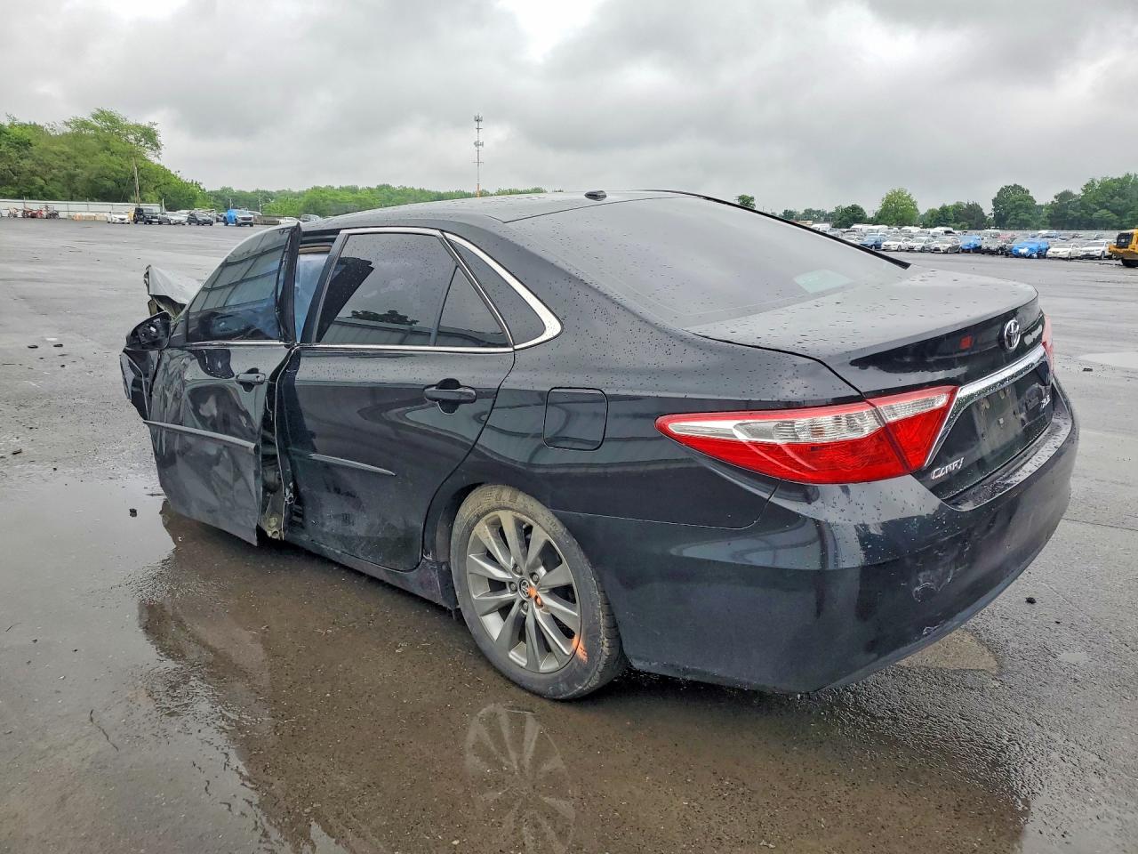 2017 TOYOTA CAMRY XLE photo 2