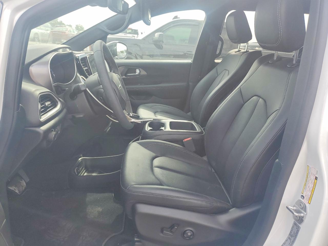 2025 CHRYSLER VOYAGER LX photo 13