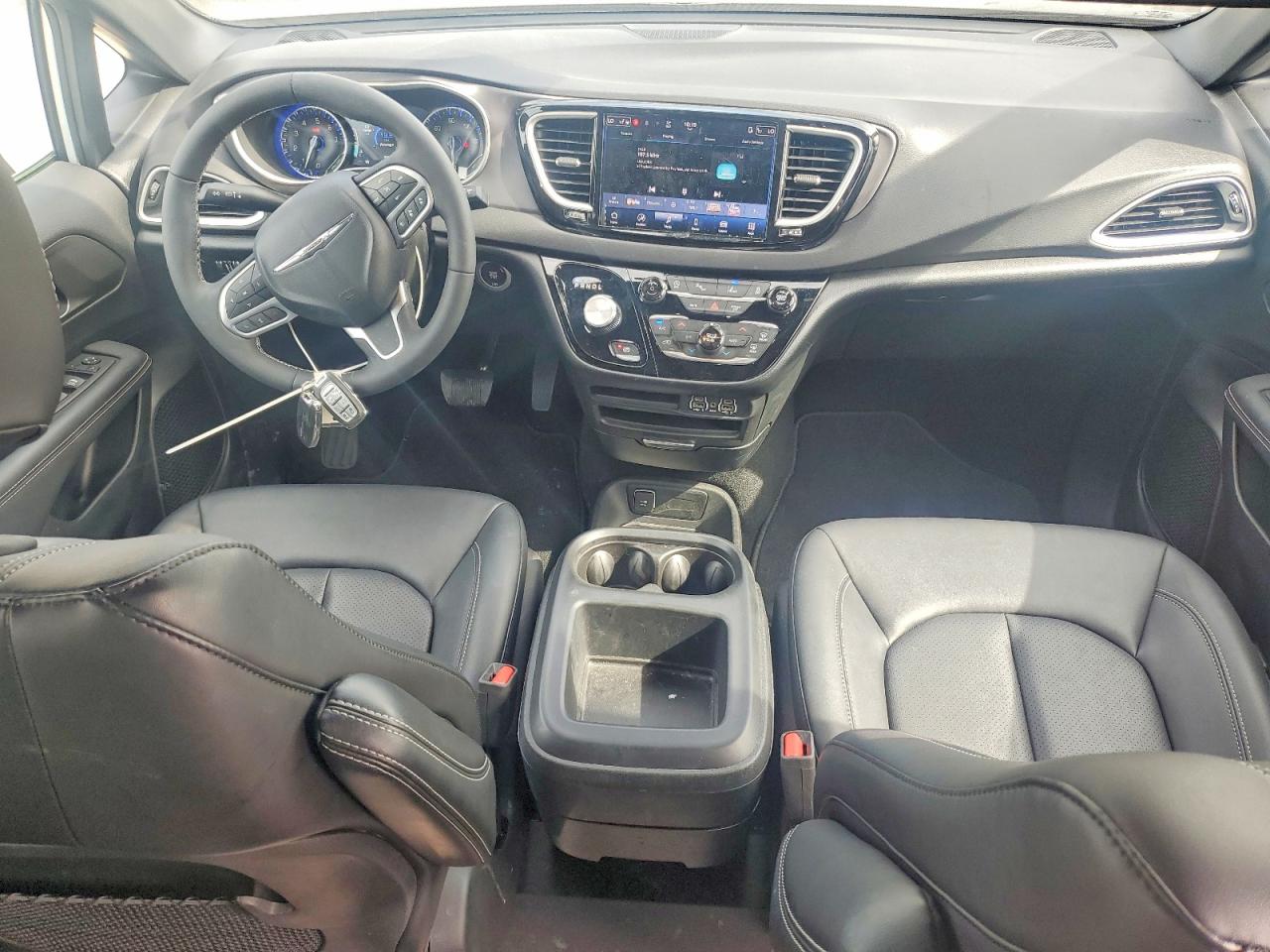 2025 CHRYSLER VOYAGER LX photo 15