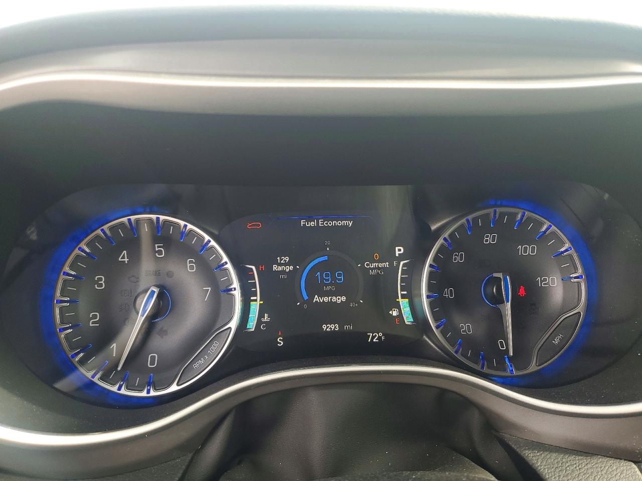 2025 CHRYSLER VOYAGER LX photo 17