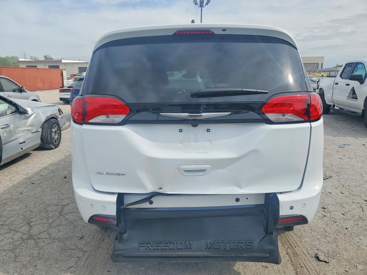2025 CHRYSLER VOYAGER LX photo 11