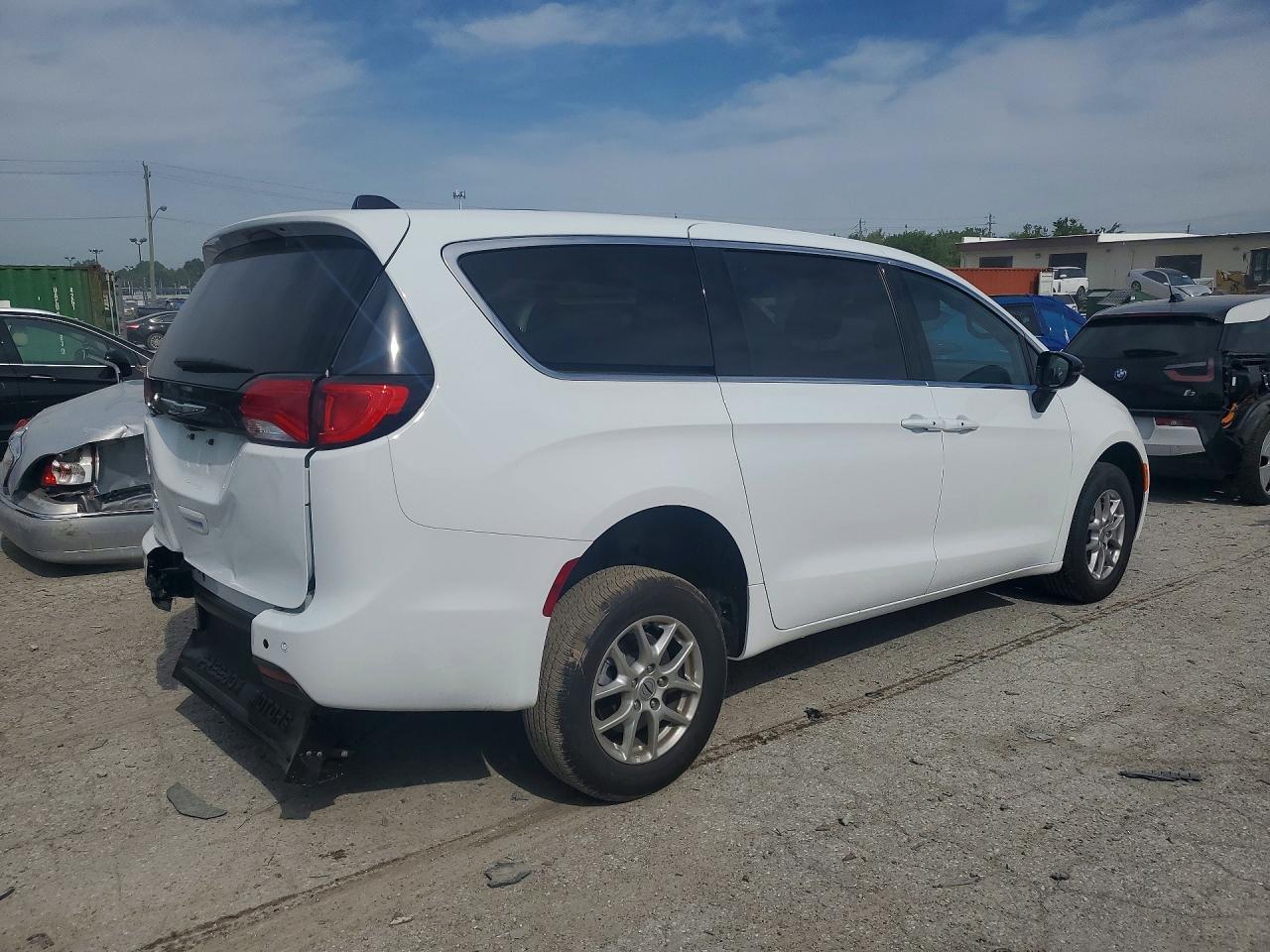 2025 CHRYSLER VOYAGER LX photo 5