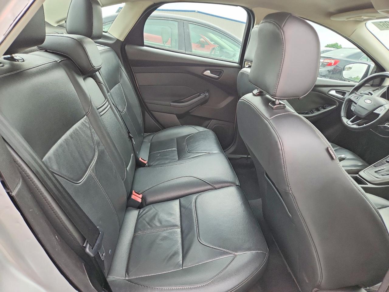 2015 FORD FOCUS SE photo 19