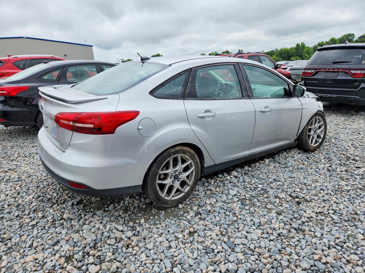 2015 FORD FOCUS SE photo 5