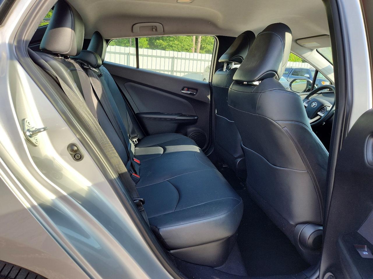 2018 TOYOTA PRIUS FOUR TOURING photo 19