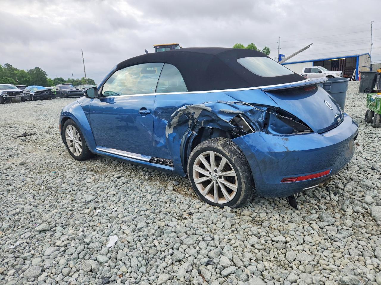 2019 VOLKSWAGEN BEETLE S photo 3