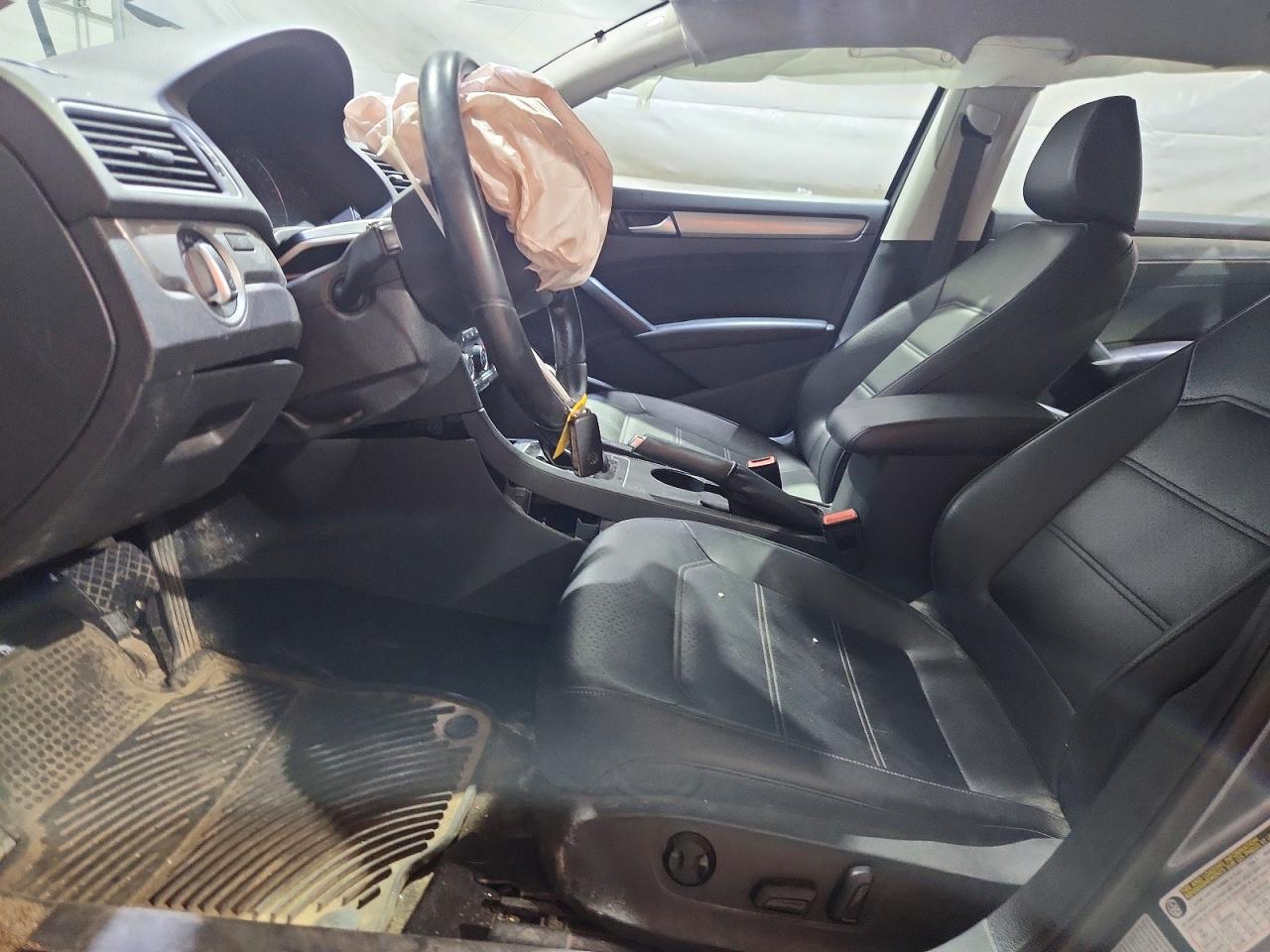 2015 VOLKSWAGEN PASSAT S photo 13
