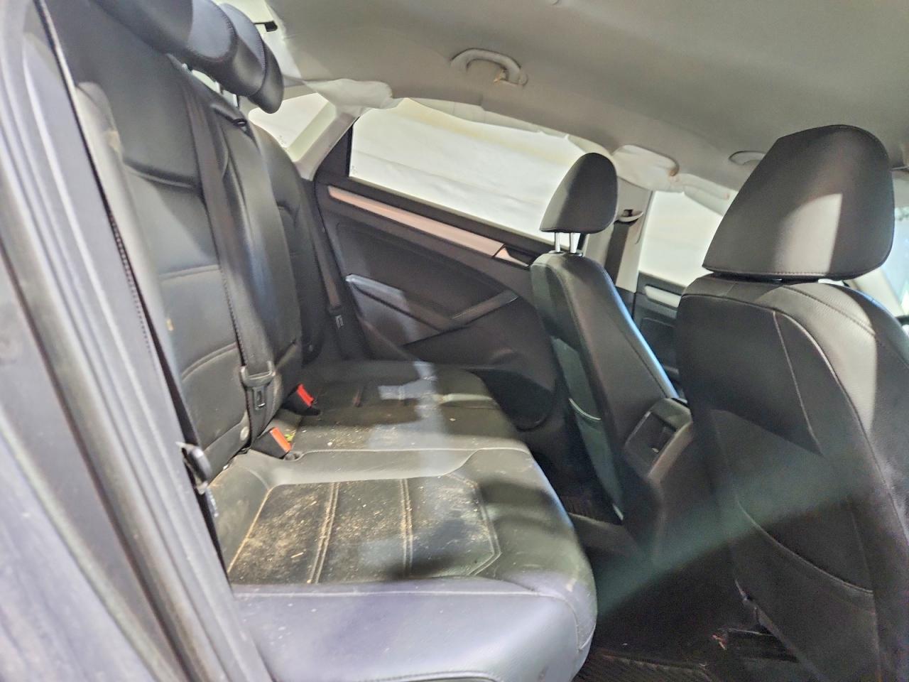 2015 VOLKSWAGEN PASSAT S photo 19