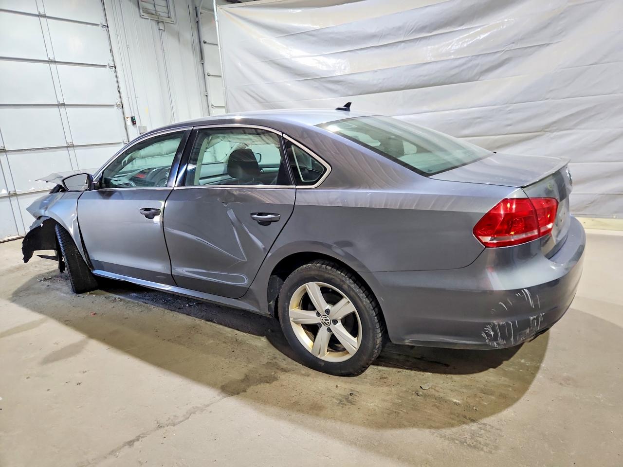 2015 VOLKSWAGEN PASSAT S photo 3