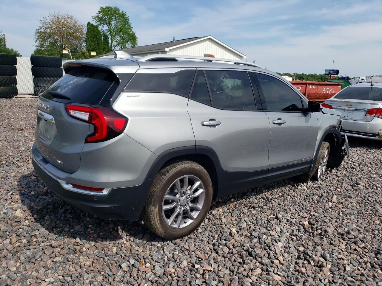 2024 GMC TERRAIN SLT photo 5