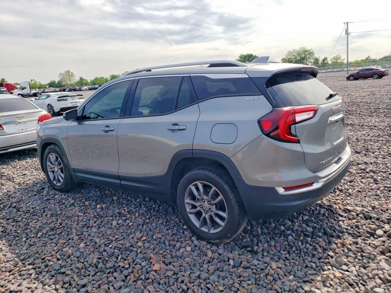 2024 GMC TERRAIN SLT photo 3