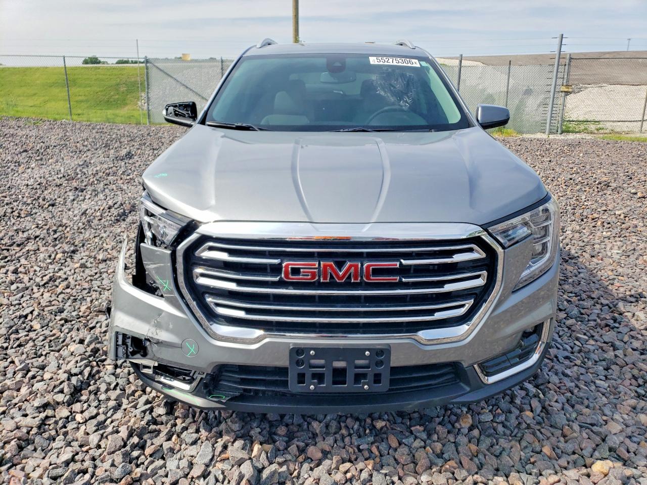 2024 GMC TERRAIN SLT photo 9