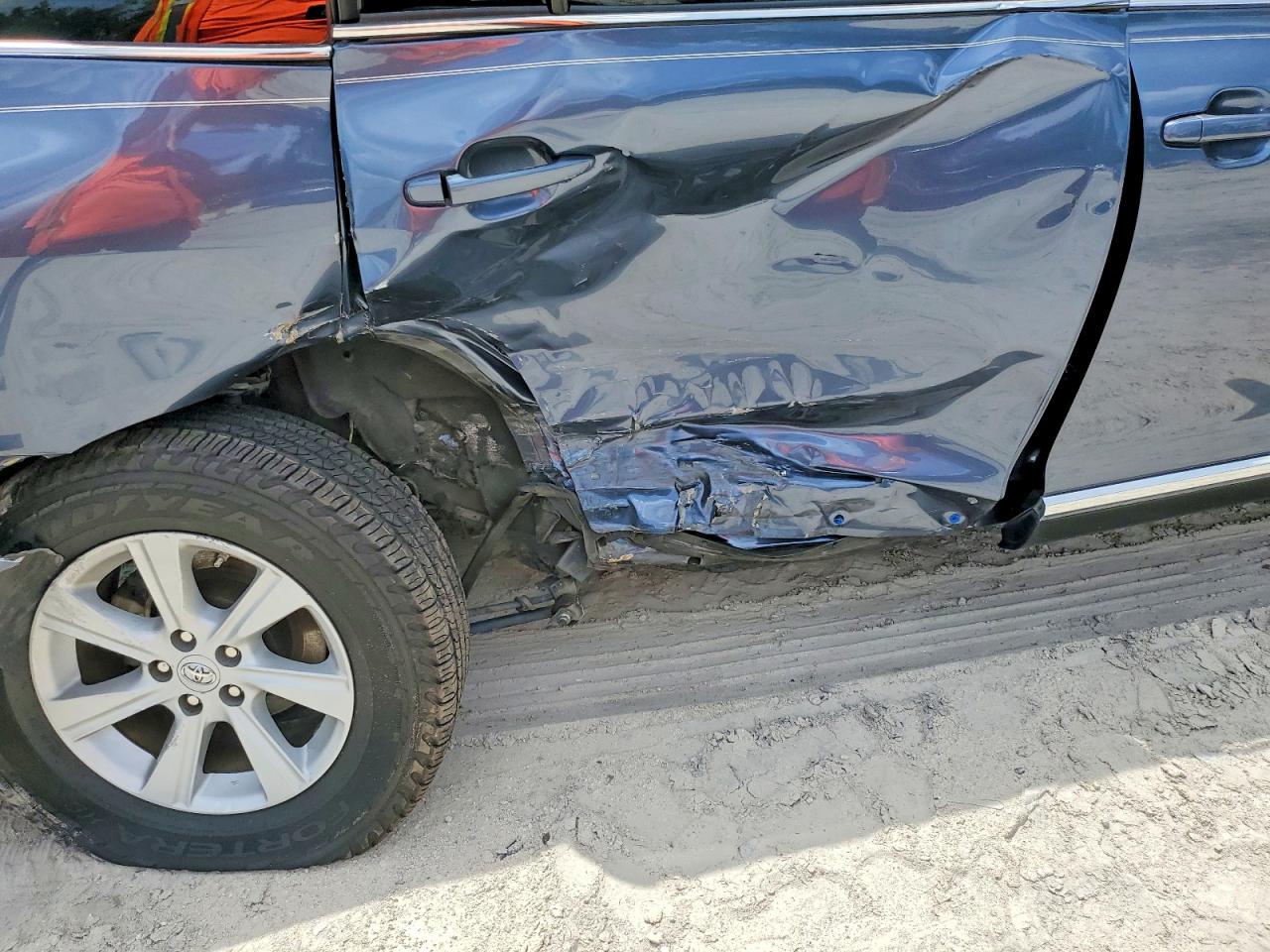 2013 TOYOTA HIGHLANDER SE photo 21