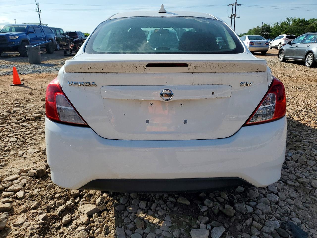 2018 NISSAN VERSA SV photo 11