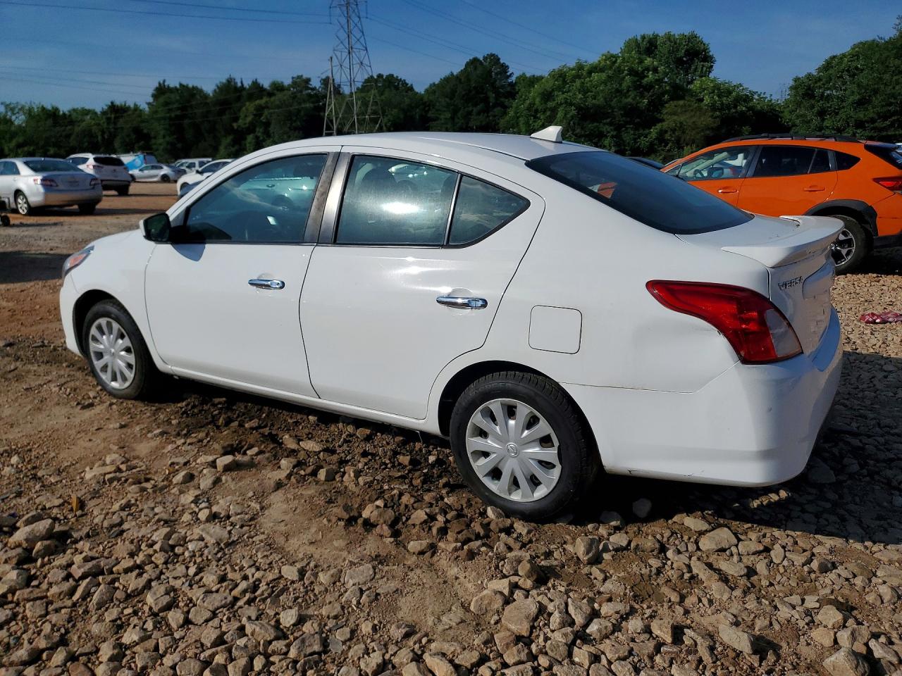 2018 NISSAN VERSA SV photo 3