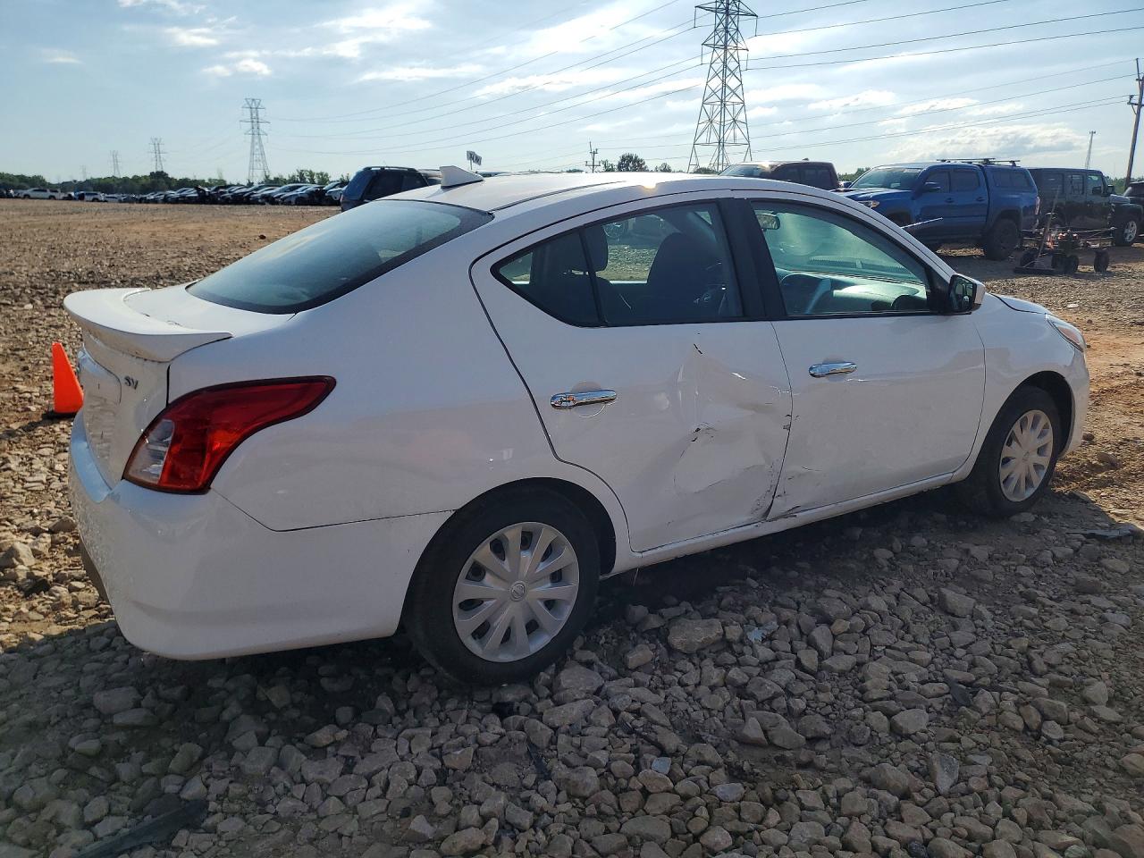 2018 NISSAN VERSA SV photo 5