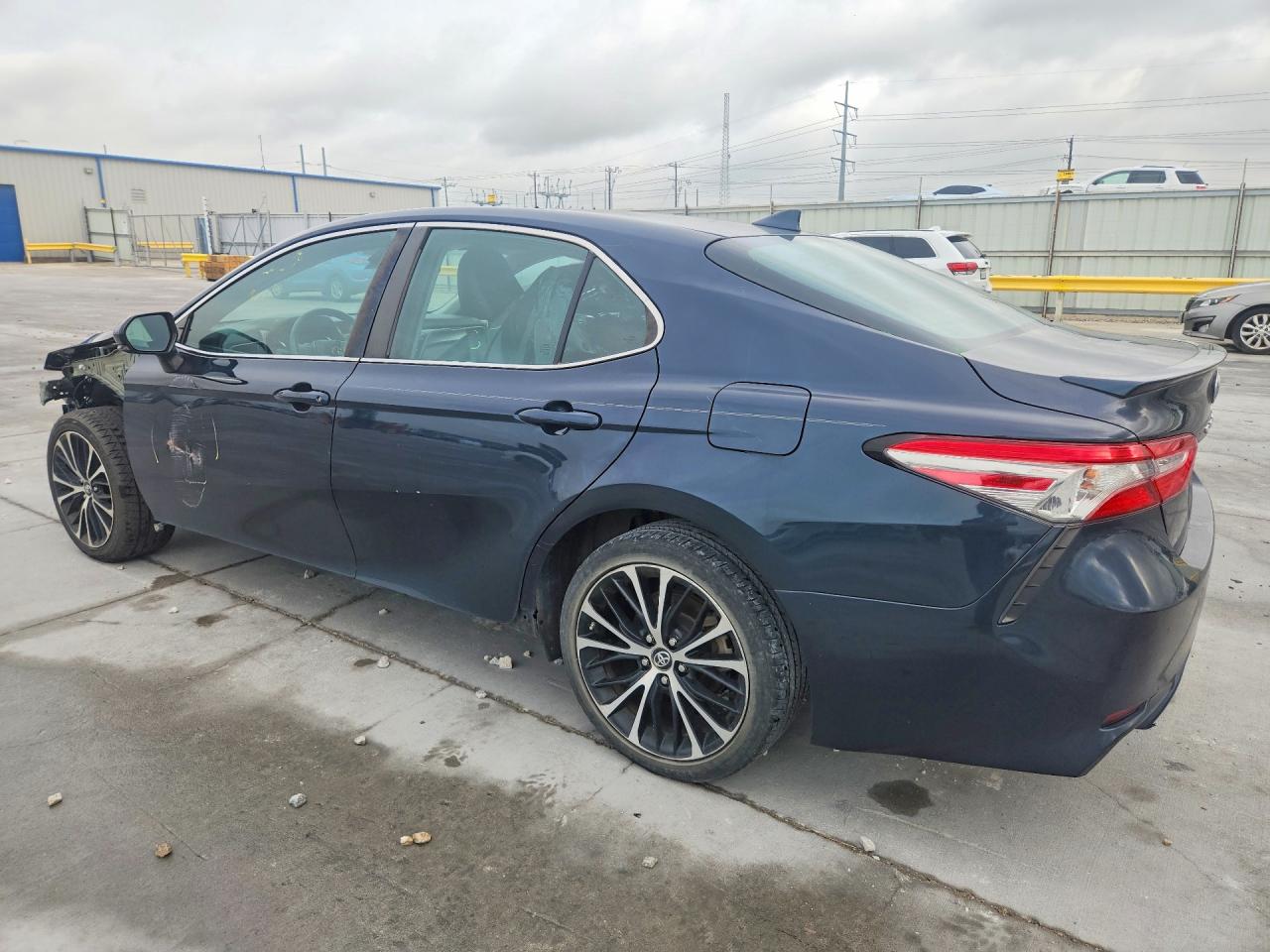 2019 TOYOTA CAMRY SE photo 4