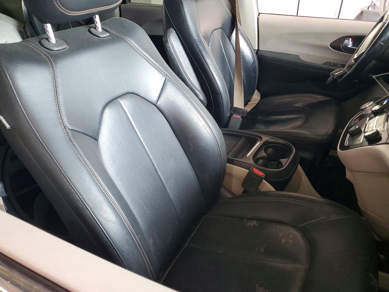 2019 CHRYSLER PACIFICA TOURING L photo 19