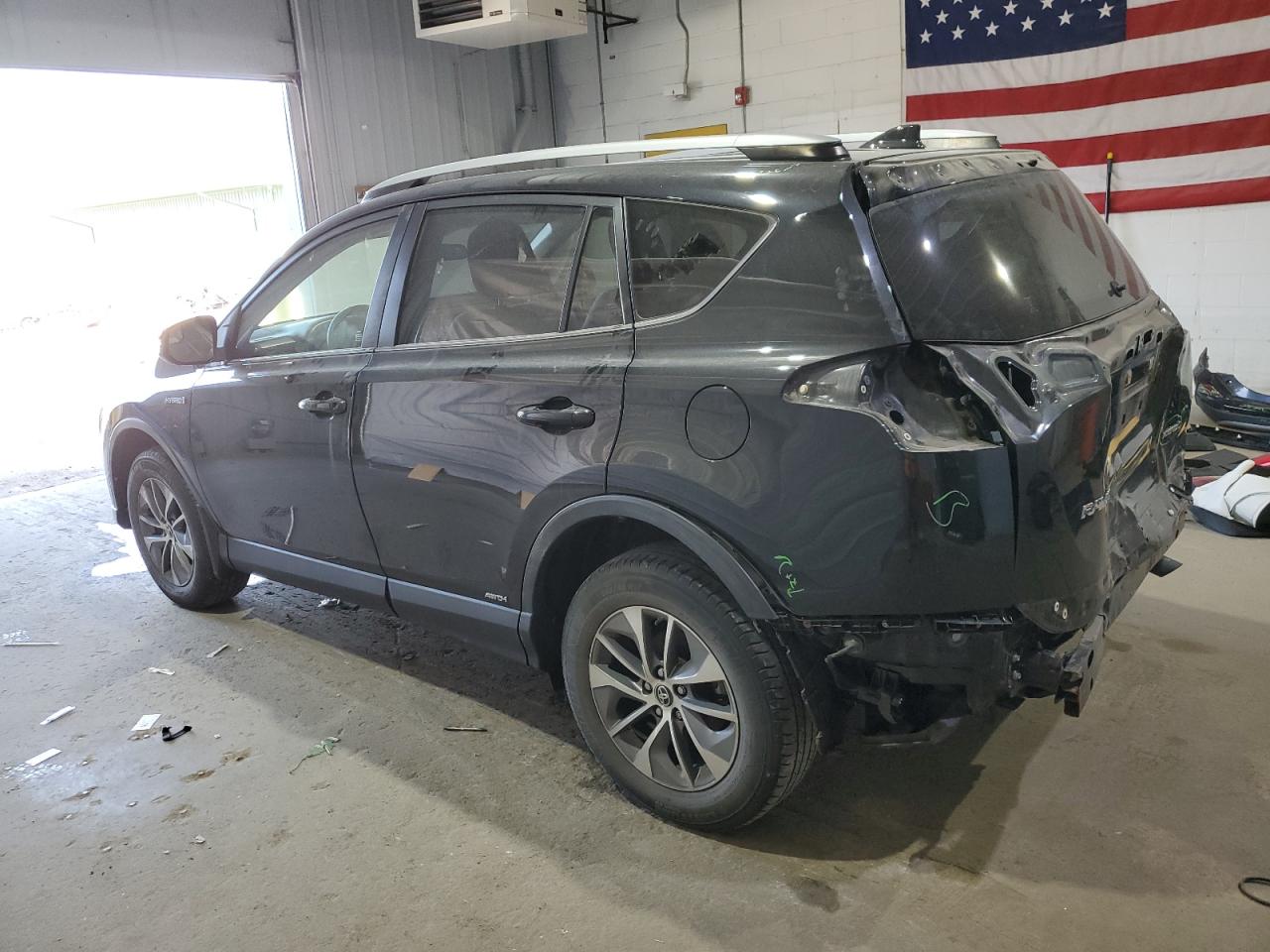 2018 TOYOTA RAV4 HV LE photo 2