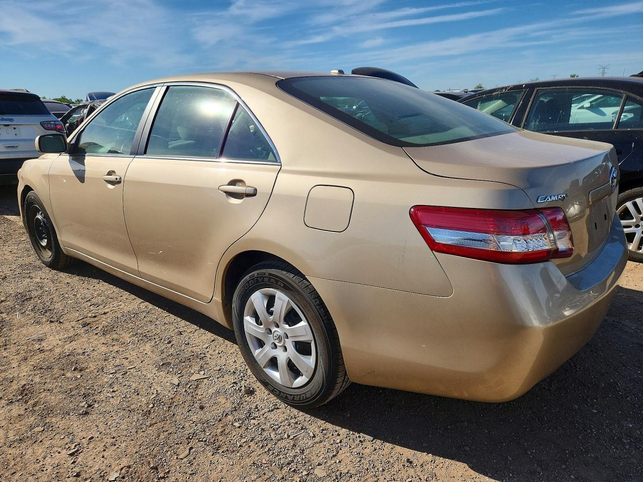 2010 TOYOTA CAMRY LE photo 3