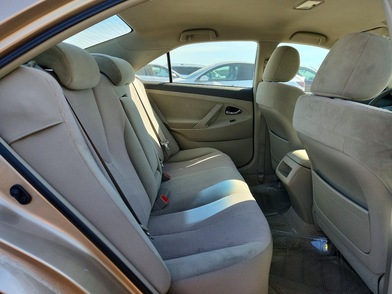 2010 TOYOTA CAMRY LE photo 19