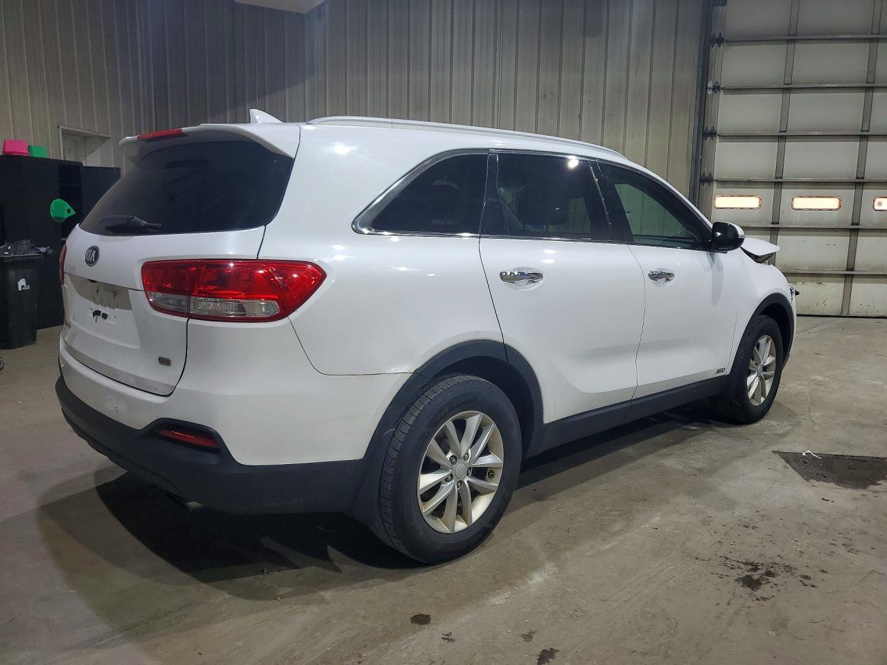 2017 KIA SORENTO LX photo 3
