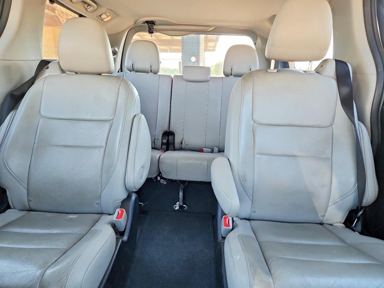 2015 TOYOTA SIENNA LIMITED 7-PASSENGER photo 28