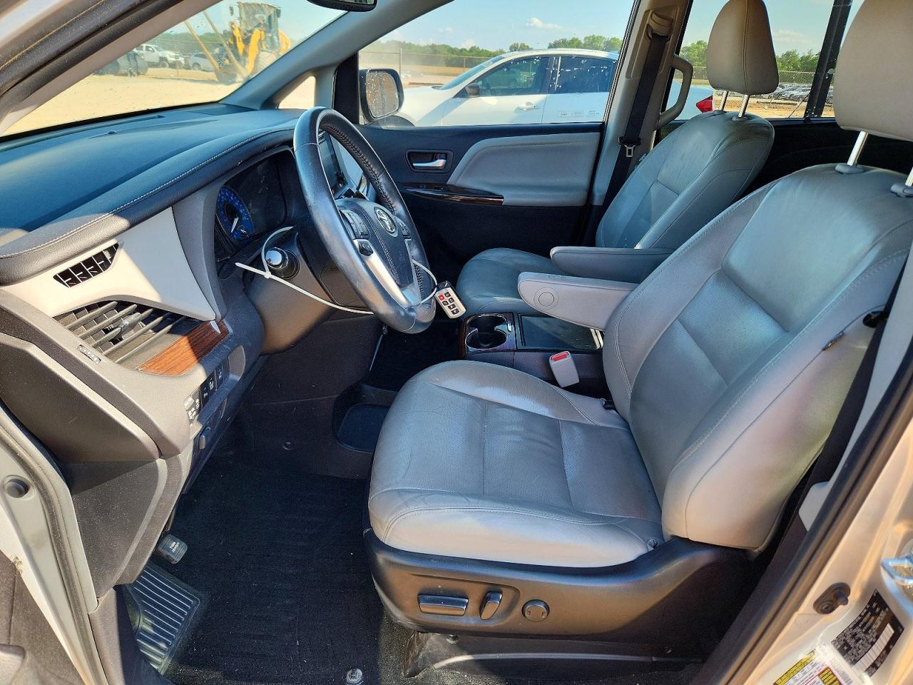 2015 TOYOTA SIENNA LIMITED 7-PASSENGER photo 19