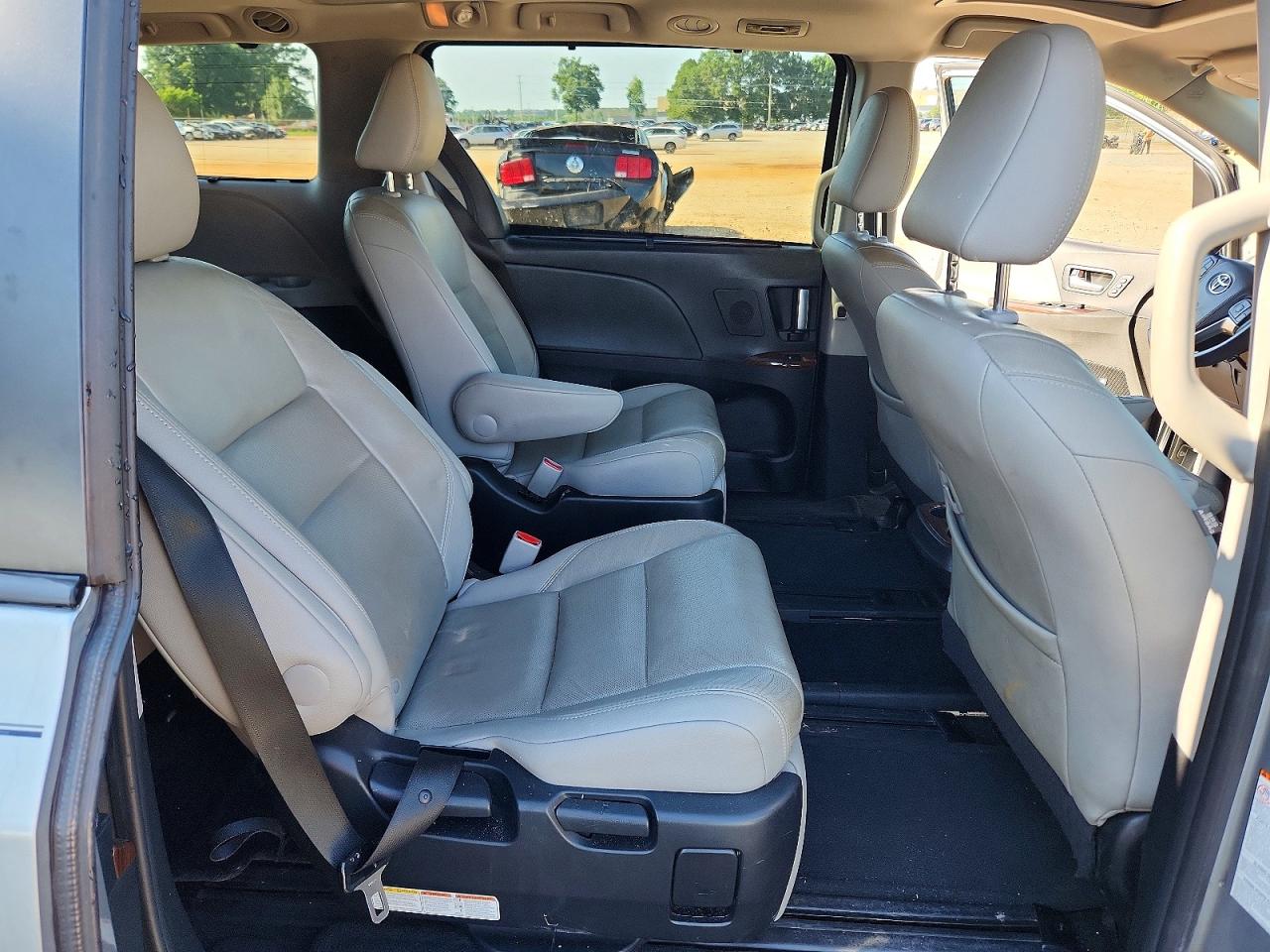 2015 TOYOTA SIENNA LIMITED 7-PASSENGER photo 31