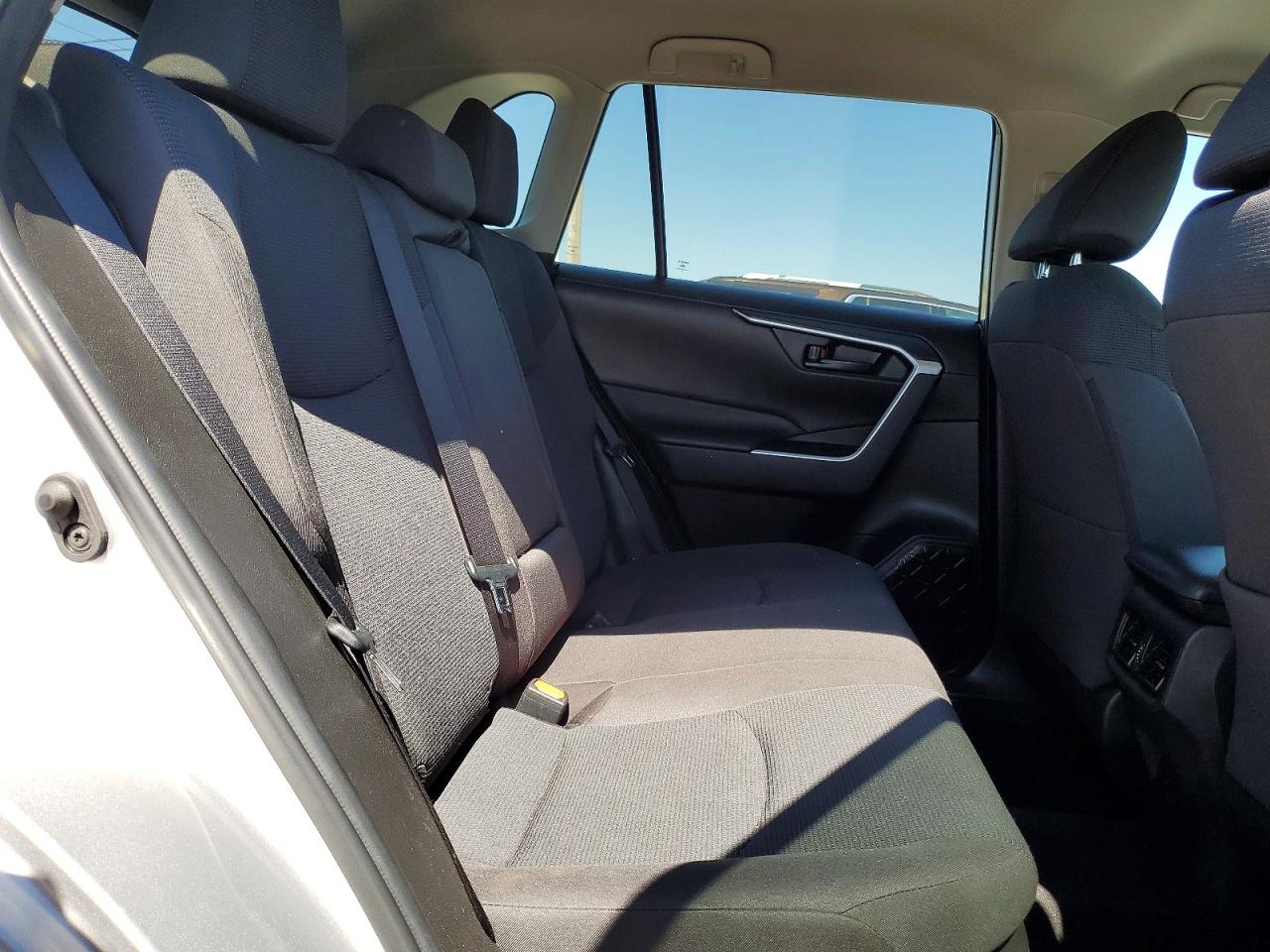 2022 TOYOTA RAV4 LE photo 31