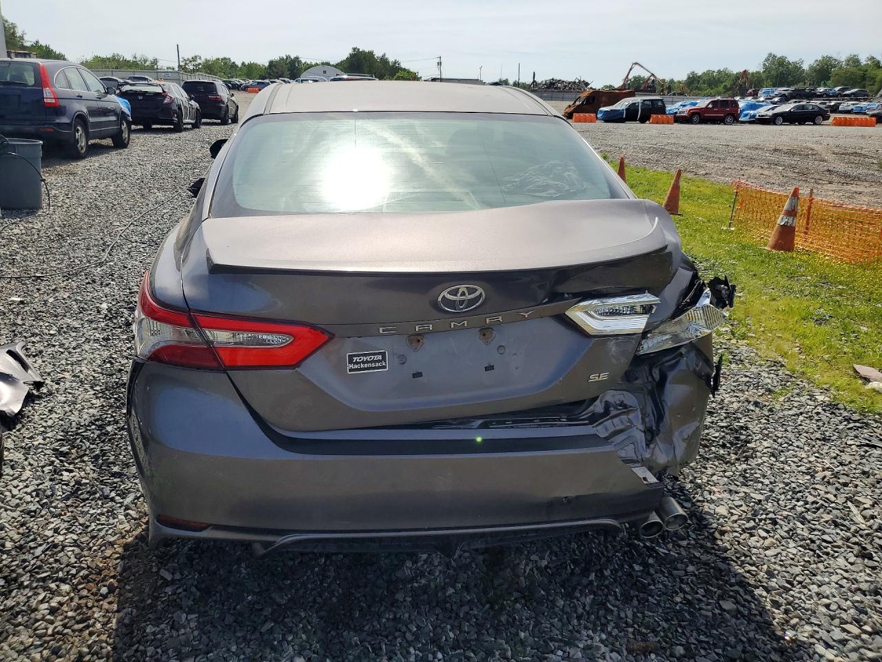 2018 TOYOTA CAMRY SE photo 6