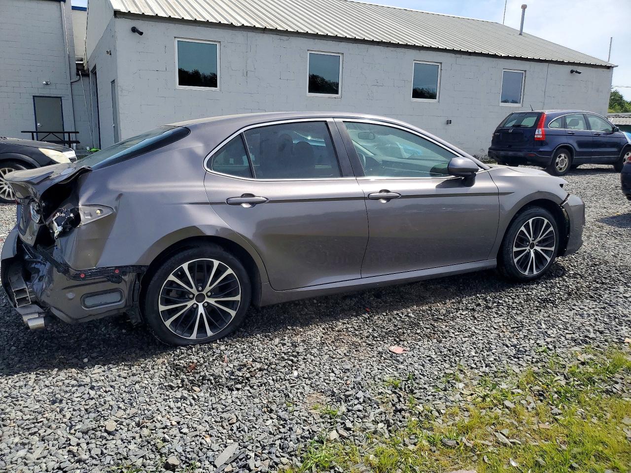 2018 TOYOTA CAMRY SE photo 3