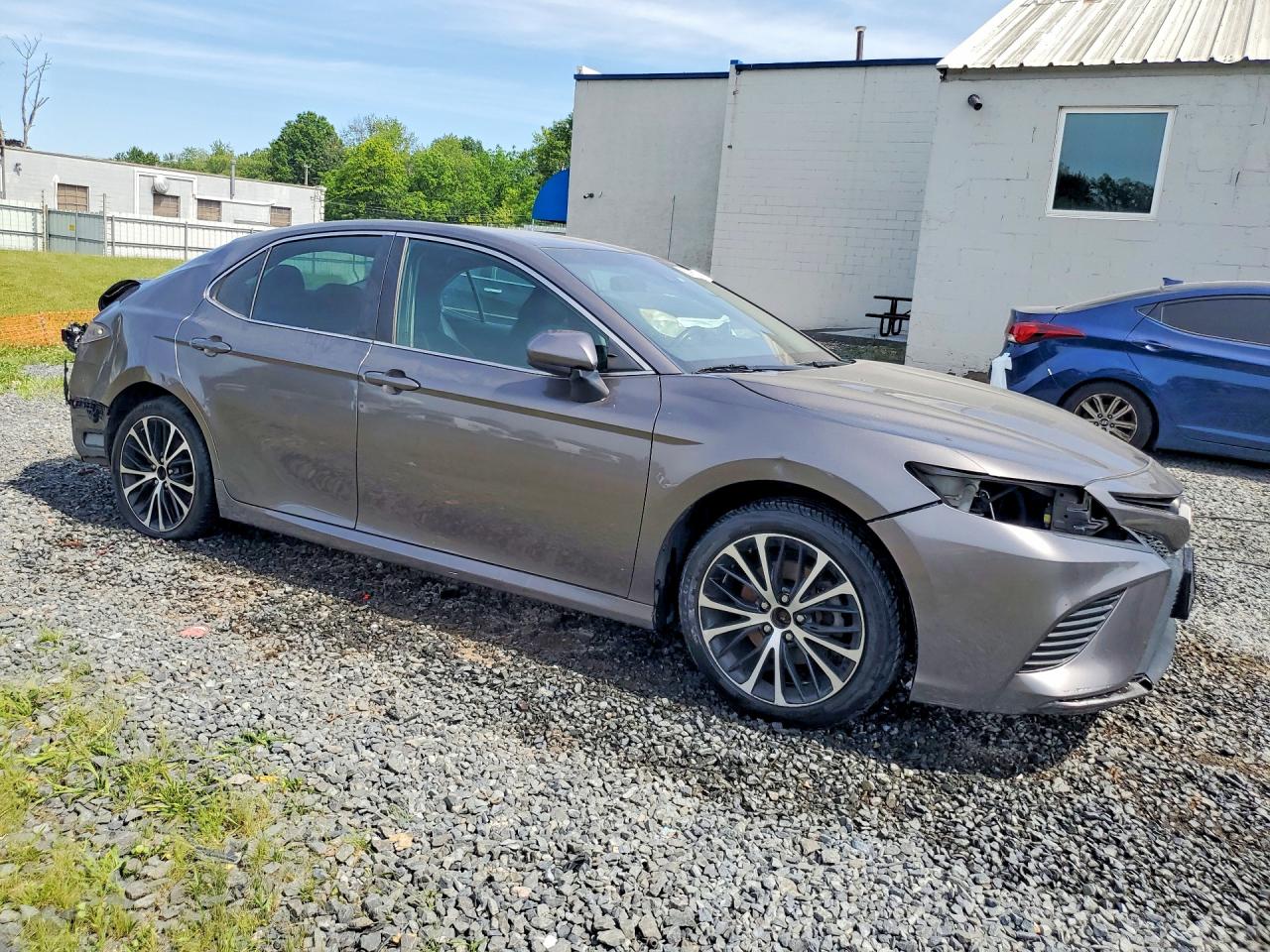 2018 TOYOTA CAMRY SE photo 4