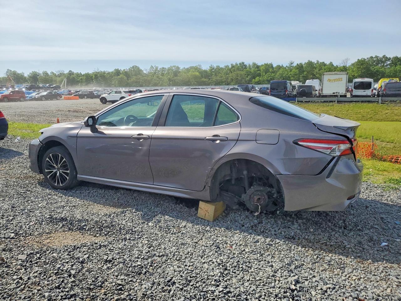 2018 TOYOTA CAMRY SE photo 2