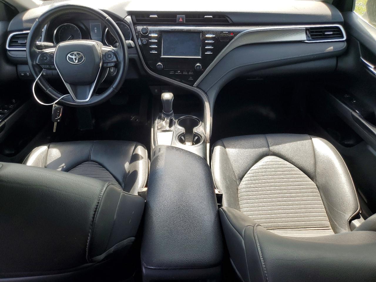 2018 TOYOTA CAMRY SE photo 8