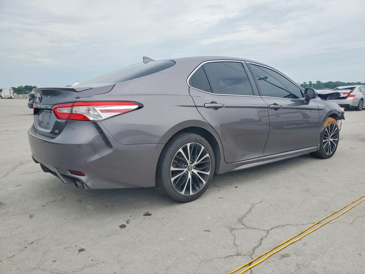 2020 TOYOTA CAMRY SE photo 5