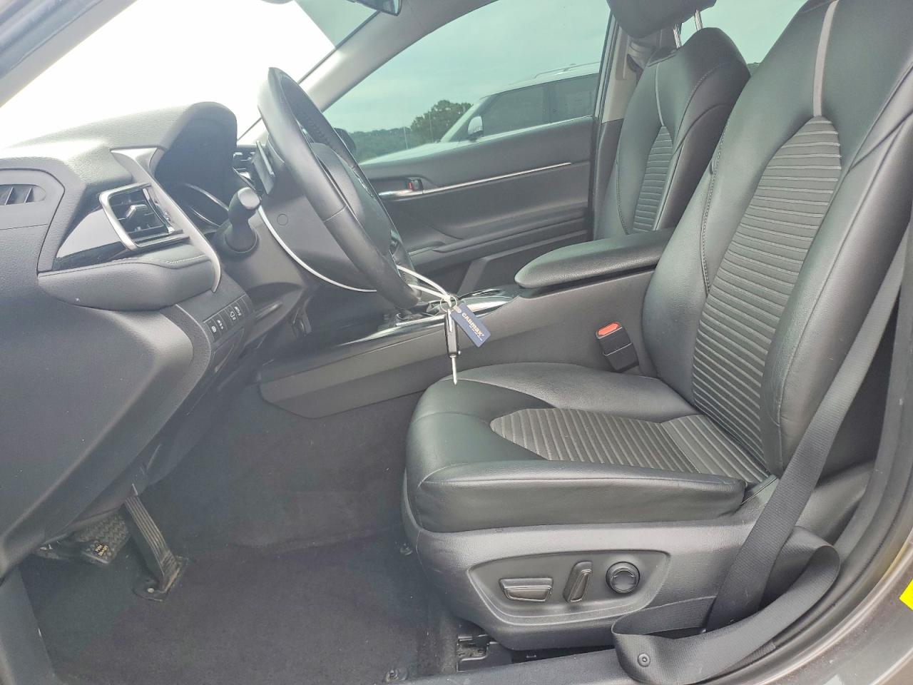 2020 TOYOTA CAMRY SE photo 13