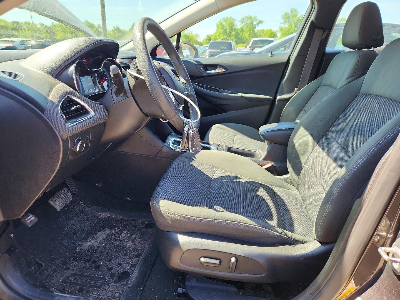 2017 CHEVROLET CRUZE LT photo 13