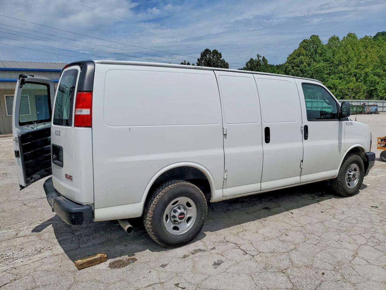 2022 GMC SAVANA G2500 photo 3