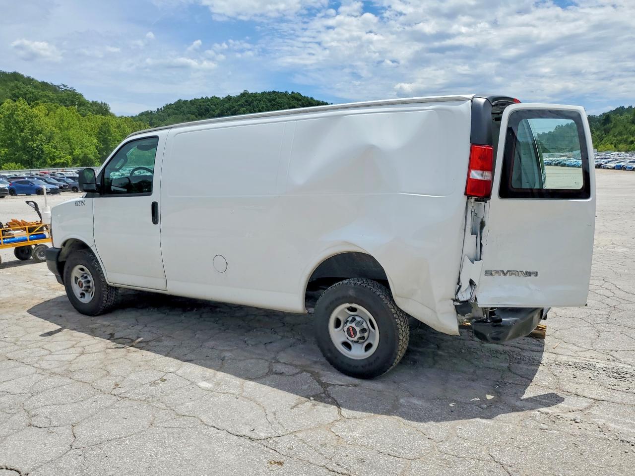 2022 GMC SAVANA G2500 photo 2