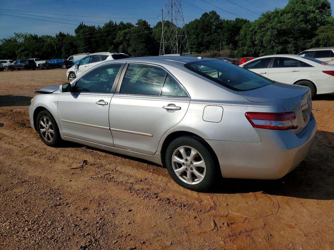 2011 TOYOTA CAMRY LE photo 3