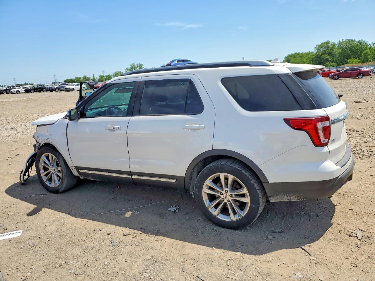 2019 FORD EXPLORER XLT photo 3