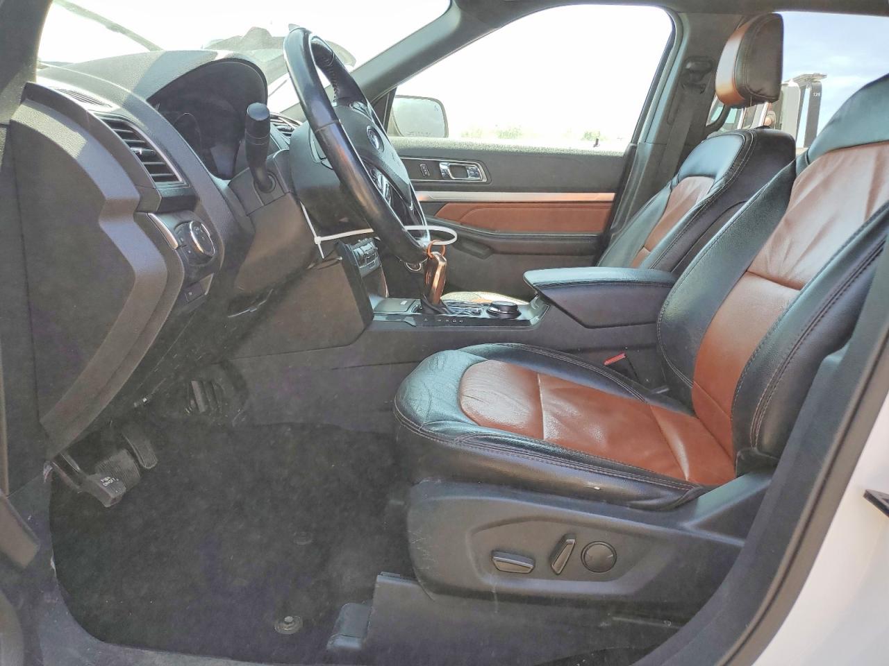 2019 FORD EXPLORER XLT photo 13