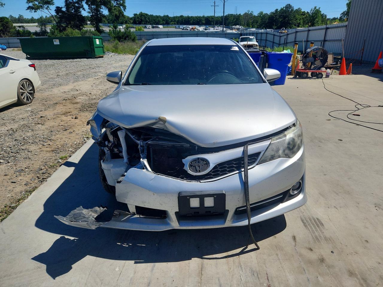 2014 TOYOTA CAMRY SE photo 9